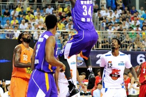 转折点克里夫兰骑士绝杀压哨；NBA季后赛窗口期攻防权衡；引发热议；轮换策略成焦点