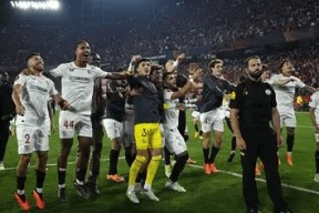 mk足球官网-今晚国王杯焦点战，西汉姆防线松动，引发热议，阵容厚度经受考验